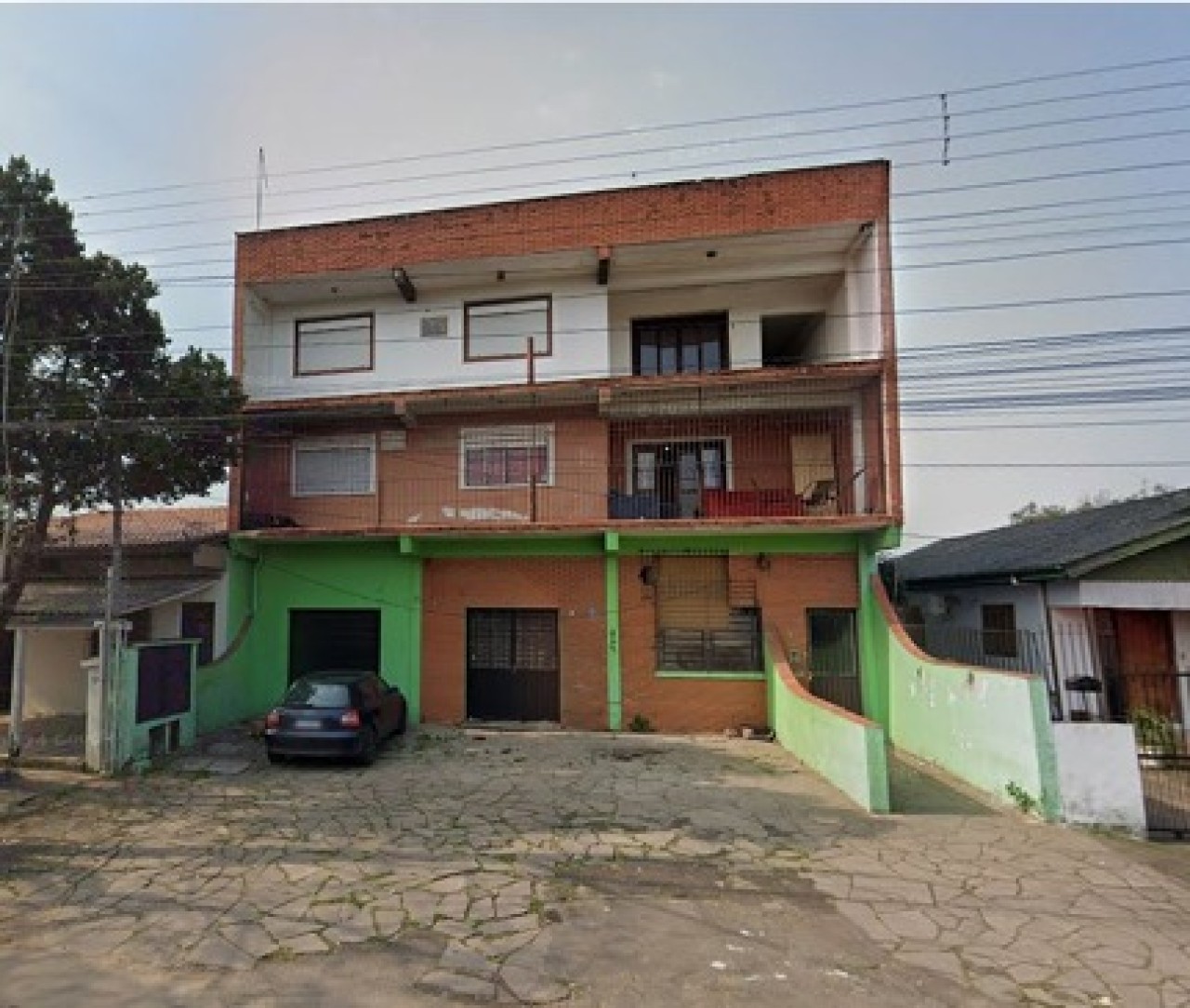 PRÉDIO COM LOJA COMERCIAL E 3 APARTAMENTOS NA CIDADE DE NOVO HAMBURGO