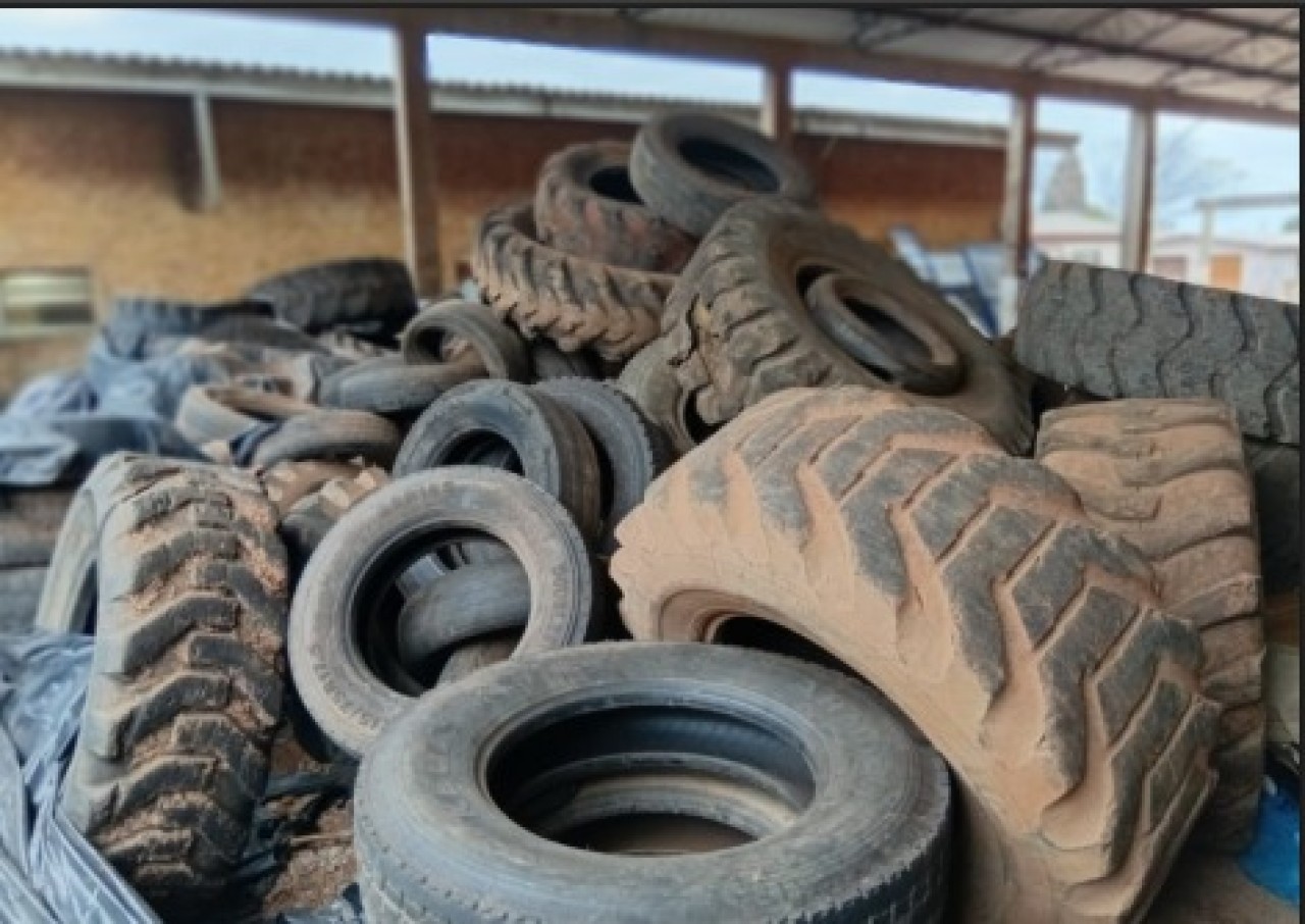 PNEUS E COLARINHOS E CÂMARAS DE AR (300 PNEUS DE VARIAS BITOLAS, MAQUINAS, CAMINHOS, ÔNIBUS E CARROS E 50 COLARINHOS E CÂMARAS DE AR)
