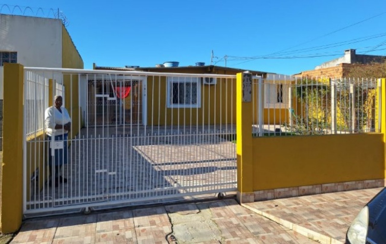 CASA COM TERRENO DE 300m² EM PELOTAS/RS