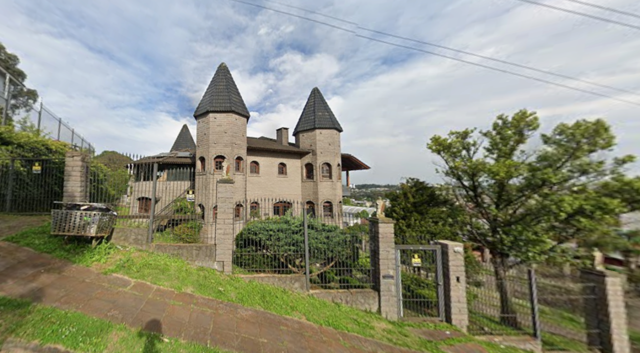 CASTELO DA PIZZARIA MONASTÉRIO SOBRE TERRENO DE ESQUINA COM ÁREA DE 1.236,00M² EM CAXIAS DO SUL/RS