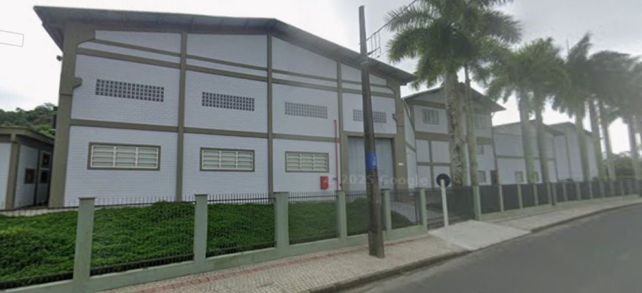 TERRENO DE FORMATO IRREGULAR, COM ÁREA TOTAL DE 423,03m² LOCALIZADO EM JOINVILLE-SC